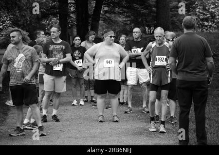 Ausdauerläufer bereiten sich auf ein 5K-km-Rennen in Abingdon, Virginia, vor. Stockfoto