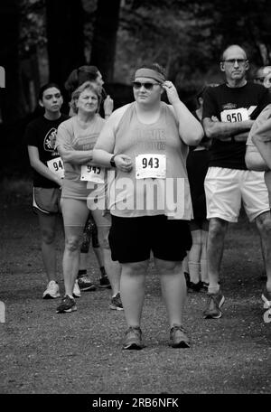 Ausdauerläufer bereiten sich auf ein 5K-km-Rennen in Abingdon, Virginia, vor. Stockfoto