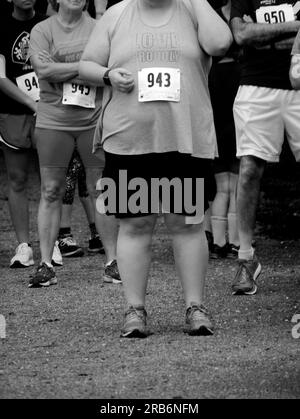 Ausdauerläufer bereiten sich auf ein 5K-km-Rennen in Abingdon, Virginia, vor. Stockfoto