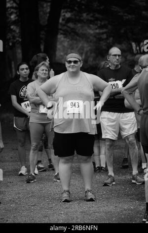 Ausdauerläufer bereiten sich auf ein 5K-km-Rennen in Abingdon, Virginia, vor. Stockfoto