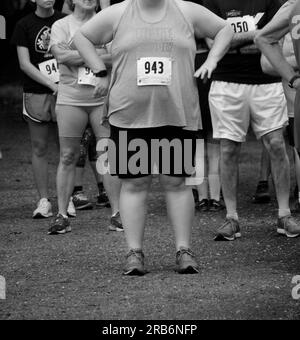 Ausdauerläufer bereiten sich auf ein 5K-km-Rennen in Abingdon, Virginia, vor. Stockfoto