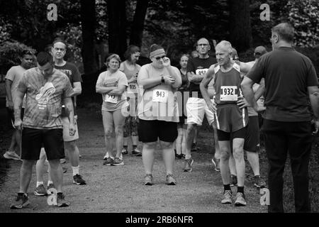 Ausdauerläufer bereiten sich auf ein 5K-km-Rennen in Abingdon, Virginia, vor. Stockfoto