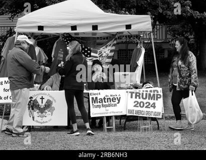 Anhänger des ehemaligen US-Präsidenten Donald Trump verkaufen auf einer öffentlichen Veranstaltung in Abingdon, Virginia, USA, T-Shirts zur Förderung der Wahl von Trump im Jahr 2024 Stockfoto