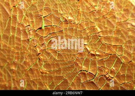 Gerissene goldene Farbe auf Leinwand Makro moderner Hintergrund hohe Qualität große Sofortdrucke getrocknete Malerei Kunst abstrahiert Goldrausch Stockfoto