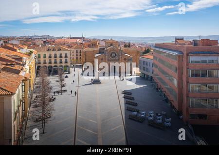 Blick aus der Vogelperspektive auf den Plaza del Mercado Grande mit der Kirche San Pedro - Avila, Spanien Stockfoto