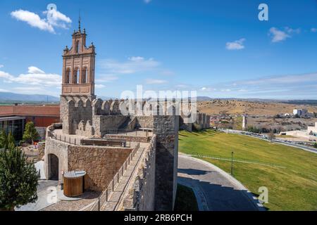 Puerta del Carmen Gate und Gell Gable an der mittelalterlichen Avila Mauer - Avila, Spanien Stockfoto