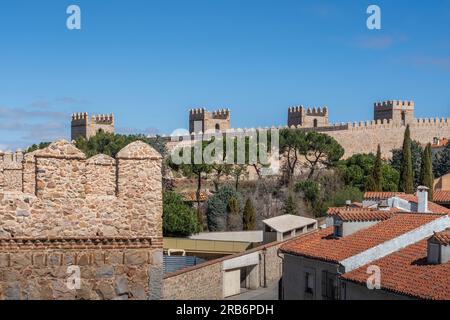 Mittelalterliche Mauern der Avila-Zinnen und Türme - Avila, Spanien Stockfoto