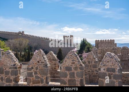 Mittelalterliche Mauern der Avila-Zinnen - Avila, Spanien Stockfoto