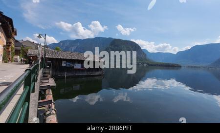 Malerischer Blick auf Hallstatt, eine kleine Stadt im Stadtteil Gmunden, Österreich, mit Bergen, Seen und blauen Wolken im Hintergrund. Stockfoto