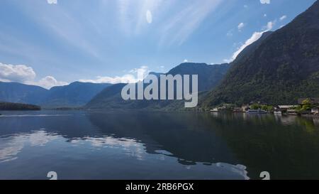 Hallstatt-See in Hallstatt, eine kleine Stadt im Stadtteil Gmunden, Österreich, mit Berg- und blauen Wolken im Hintergrund. Stockfoto