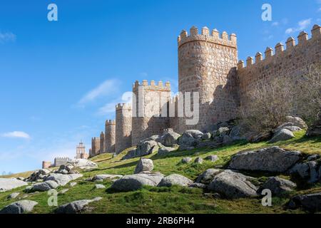 Türme der mittelalterlichen Avila-Mauern - Avila, Spanien Stockfoto