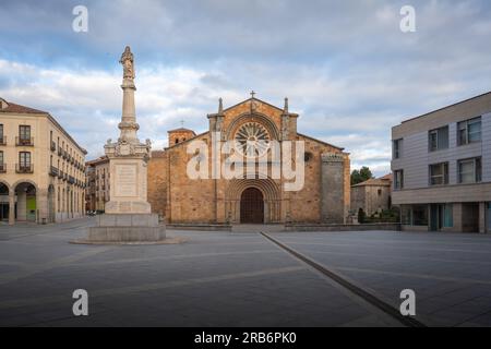 San Pedro Kirche am Plaza del Mercado Grande mit Palomilla Monument - Avila, Spanien Stockfoto