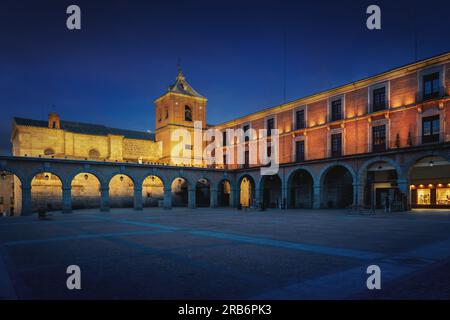 Plaza del Mercado Chico mit Kirche des Heiligen Johannes Baptisten (San Juan Bautista) bei Nacht - Avila, Spanien Stockfoto