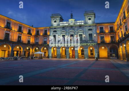 Avila Rathaus am Plaza del Mercado Chico bei Nacht - Avila, Spanien Stockfoto