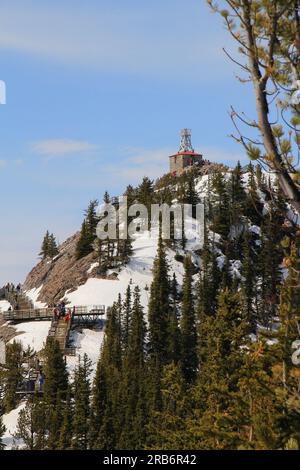 Hier ist ein Bild der Sanson Peak Wetterstation. Sie befindet sich in Banff in der Nähe des Sulphur Mountain. Sie können wandern, um dorthin zu gelangen, oder die Gondel nehmen. Stockfoto