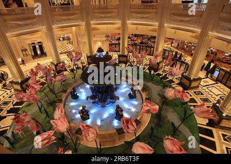 lotus-Modell in der Lobby des Pariser Macao unter der Gruppe Venetian Macau. Es ist das neue Casino und Resort mit dem Thema von Paris Stockfoto