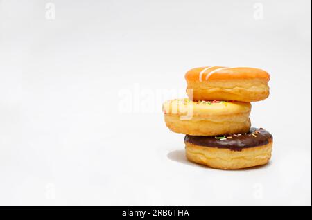 Verschiedene Donuts isoliert auf weißem Hintergrund Stockfoto