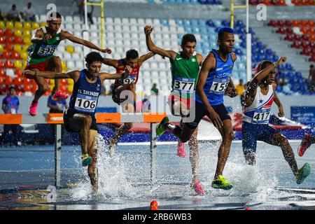 San Salvador, El Salvador. 07. Juli 2023. Sportler nehmen an der Männer-Steeplechase 3000m während der Spiele in Lateinamerika und der Karibik in San Salvador Teil. Kredit: SOPA Images Limited/Alamy Live News Stockfoto