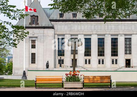 Supreme Court of Canada in Ottawa, Gebäude mit kanadischer Flagge im Frühling auf der Wellington Street Stockfoto