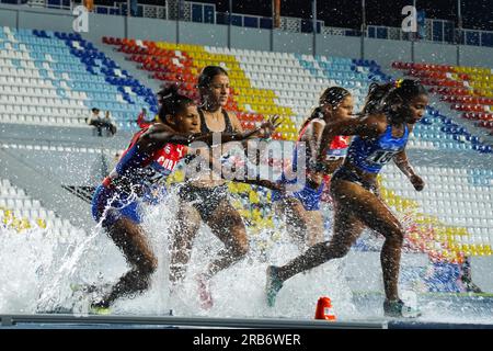San Salvador, El Salvador. 07. Juli 2023. Sportler nehmen an der Frauen-Steeplechase 3000m während der Spiele in Lateinamerika und der Karibik in San Salvador Teil. (Foto: Camilo Freedman/SOPA Images/Sipa USA) Guthaben: SIPA USA/Alamy Live News Stockfoto