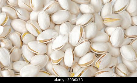 Makroaufnahme eines Haufens gesalzener Pistazien. Stockfoto