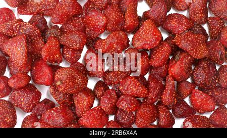 Draufsicht auf saftige, rot getrocknete Erdbeeren in einem Stapel. Stockfoto