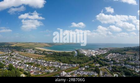 Ein Blick aus der Vogelperspektive über die Stadt Par in Richtung Strand in Cornwall, Großbritannien Stockfoto