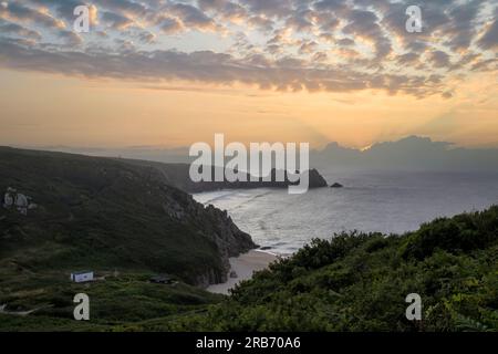 Sonnenaufgang über Porthcurno Beach in Cornwall, Großbritannien Stockfoto