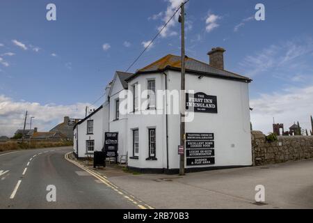 Das erste Inn in England (c1620) in Sennen in Cornwall, Großbritannien. Auf der anderen Seite steht "The Last Inn in England". Stockfoto