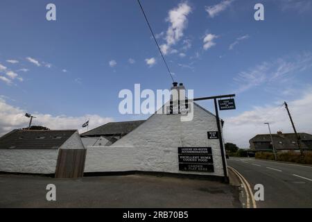 The Last Inn in England (c1620) in Sennen in Cornwall, Großbritannien. Auf der anderen Seite steht "The First Inn in England". Stockfoto