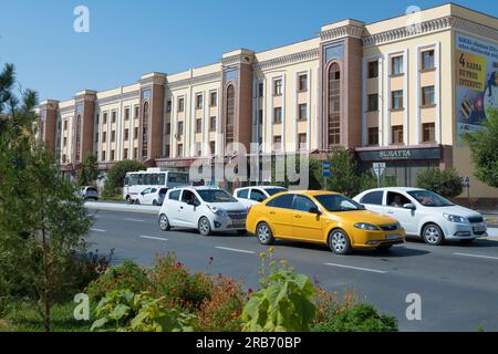 URGENCH, USBEKISTAN - 07. SEPTEMBER 2022: An einem sonnigen Septembertag auf der Stadtstraße des modernen Urgench Stockfoto