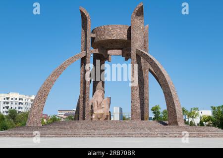 URGENCH, USBEKISTAN - 07. SEPTEMBER 2022: Blick auf das Monument Avesta an einem sonnigen Tag im September Stockfoto