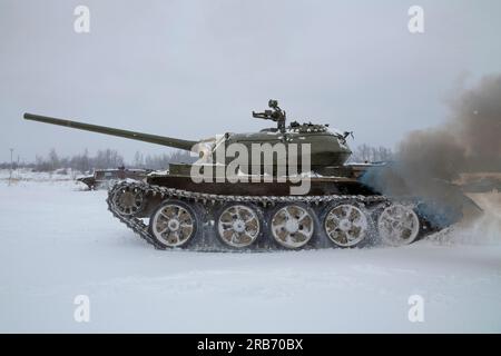 KRASNOYE SELO, RUSSLAND - 19. FEBRUAR 2023: Sowjetischer Panzer T-54 auf dem Vormarsch an einem düsteren Wintertag. Fragment einer Panzershow im Militärhistorischen Pa Stockfoto