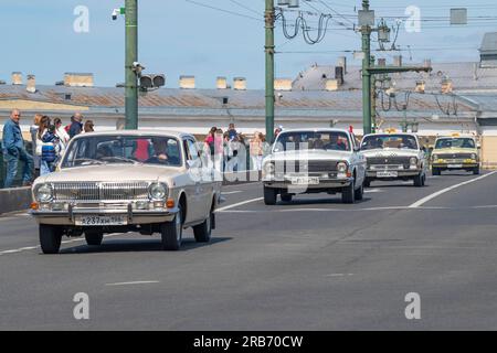 SANKT PETERSBURG, RUSSLAND - 20. MAI 2023: Sowjetische Autos GAZ-24 und GAZ-24-10 „Volga“ auf der Palastbrücke an einem sonnigen Maitag. Absatz für jährlichen Retro-Transport Stockfoto