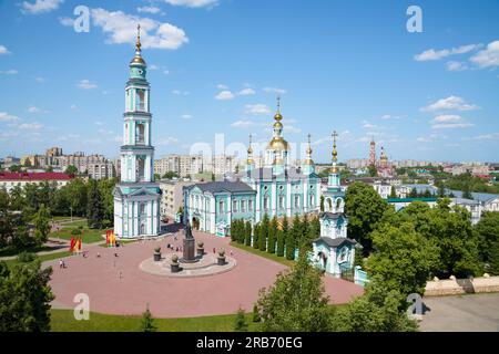 TAMBOV, RUSSLAND - 03. JUNI 2023: Blick auf die antike Kathedrale Spaso-Preobrazhensky an einem sonnigen Juni-Tag Stockfoto