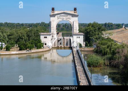 WOLGOGRAD, RUSSLAND - 15. JUNI 2023: Blick auf das erste Tor des Volgo-Don-Kanals an einem sonnigen Juni-Tag Stockfoto