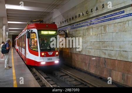 WOLGOGRAD, RUSSLAND - 15. JUNI 2023: Die Hochgeschwindigkeitsbahn (Metrotram) fährt am Bahnhof Komsomolskaya ein Stockfoto