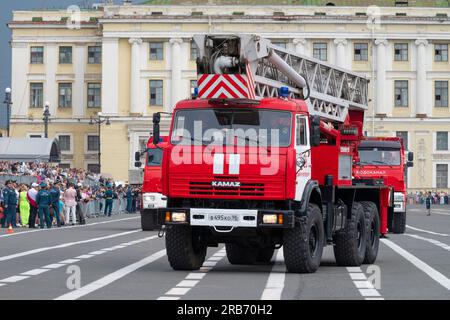 ST. PETERSBURG, RUSSLAND - 30. JUNI 2023: Foam Lifting PPP-37 basierend auf KAMAZ-43118. Teilnehmer an der Feuerwehranlage zu Ehren der 220. an Stockfoto