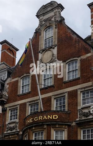 YORK, Großbritannien - 03. JULI 2023: Außenansicht des Grand Hotel in Station Rise mit Schild Stockfoto