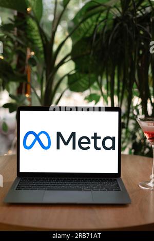Odessa, Ukraine - 14. Juni 2023: Laptop-Computer mit Logo der Facebook META Company. META ist ein neues Facebook Inc-Logo mit neuem Namen. Stockfoto