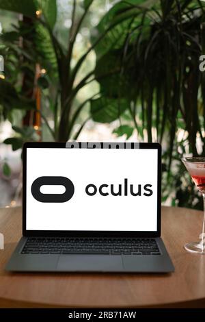 Odessa, Ukraine - 14. Juni 2023: Laptop-Computer mit Logo von Oculus, Facebook-Icon-App auf dem Bildschirm MacBook Air. Oculus VR - ein Amerikaner Stockfoto