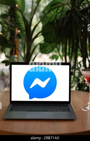 Odessa, Ukraine - 14. Juni 2023: Laptop-Computer mit Logo von mit sozialem Netzwerkdienst Facebook Messenger auf dem Bildschirm. Stockfoto