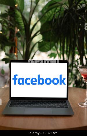 Odessa, Ukraine - 14. Juni 2023: Laptop-Computer mit Facebook-Logo auf dem Bildschirm, ein amerikanisches Unternehmen für soziale Online-Medien und Netzwerkdienste. Stockfoto