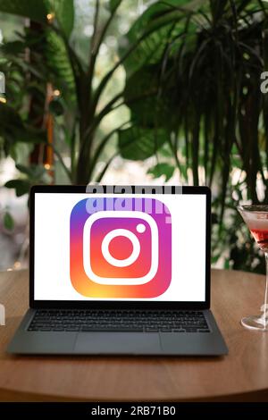 Odessa, Ukraine - 14. Juni 2023: Laptop-Computer mit dem Logo von Instagram ist ein mobiler Online-Foto- und Video-Sharing-Service. Stockfoto