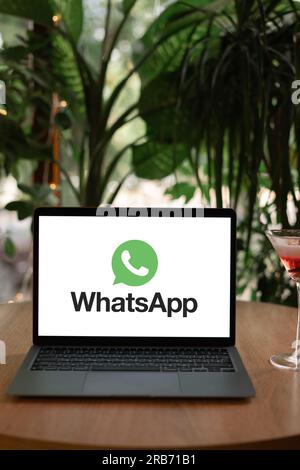 Odessa, Ukraine - 14. Juni 2023: Laptop mit Logo von WhatsApp, einem der beliebtesten Messenger. Stockfoto