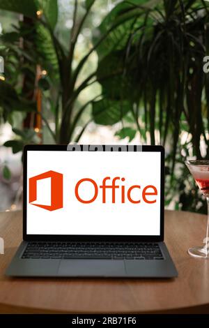 Odessa, Ukraine - 14. Juni 2023: Laptop-Computer auf dem Café-Tisch mit dem Logo von Microsoft Office, einer Client-Software, Server-Software und Services Stockfoto