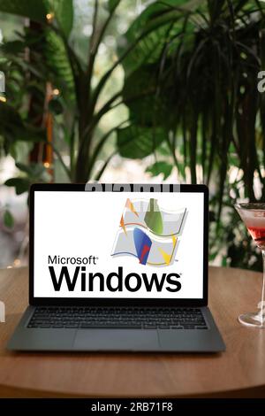 Odessa, Ukraine - 14. Juni 2023: Laptop-Computer mit dem Logo von Windows, einem grafischen Betriebssystem, entwickelt, vermarktet und verkauft von Microsoft. Stockfoto