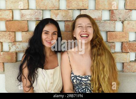 Ukrainische Frau (brünett) und Russin (blond) Porträt mit langen Haaren Stockfoto