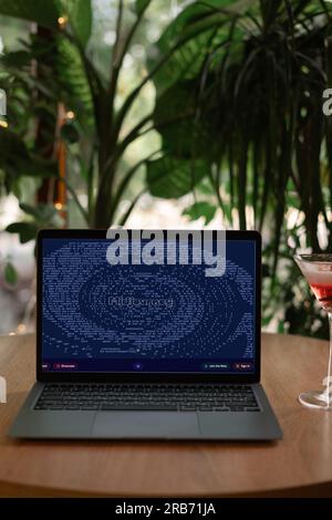 Odessa, Ukraine - 14. Juni 2023: Laptop Computer mit dem Logo von Midjourney AI produziert ein proprietäres Programm für künstliche Intelligenz Stockfoto