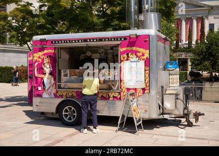 Eine Frau, die thailändisches Essen von einem Food Truck in der Innenstadt von Vancouver, British Columbia, Kanada bestellt Stockfoto